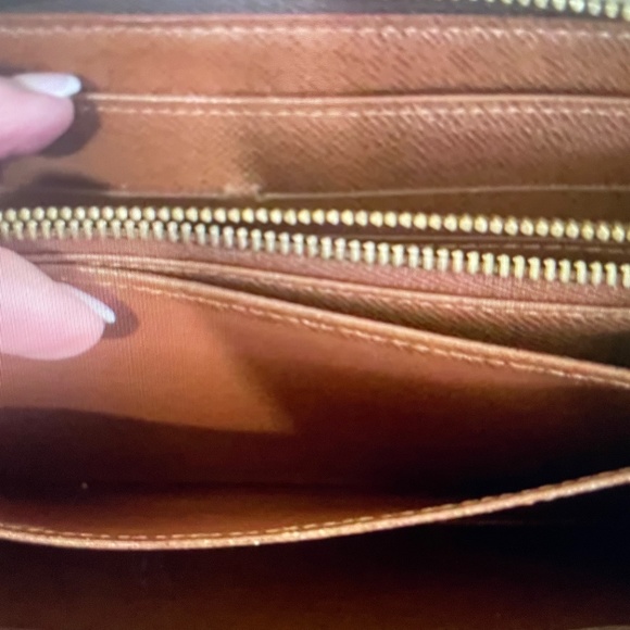 Authentic Louis Vuitton Monogram Zippy Wallet - Brown - Picture 8 of 12